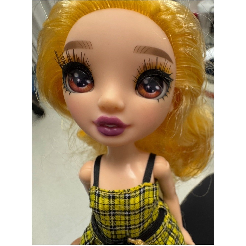 Rainbow High Sheryl Meyer– Marigold (Yellow) Georgia Bloom (Peach) Fashion Dolls - Picture 2 of 3